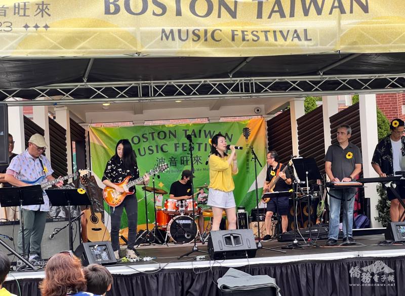 波士頓You & Me樂團演奏，陳瑩璇演唱。