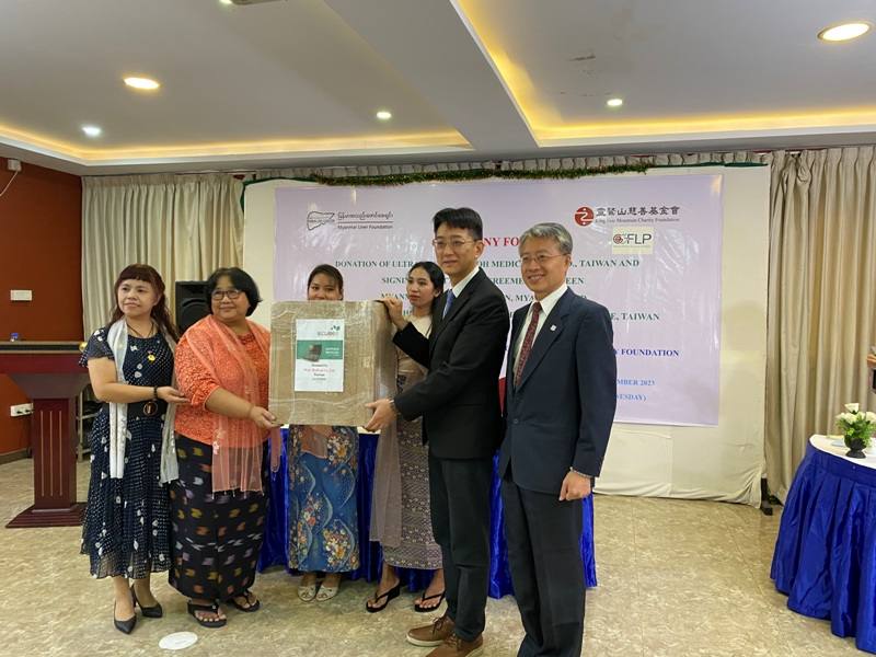 靈鷲山慈善基金會與衛福部桃園醫院捐贈由台灣沃醫學集團（WOH Medical Co. Ltd.）提供的4台手提超音波儀器予緬甸肝臟基金會。