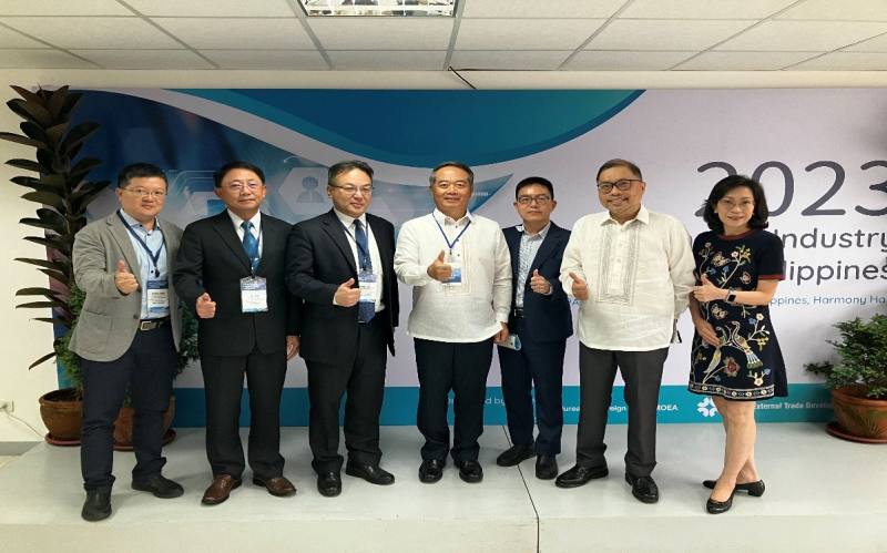 周大使與菲律賓拓銷團廠商合影。由左至右分別為優生製藥股份有限公司陳俊仁業務發展協理 (左一)、強盛興企業股份有限公司林久喬總經理(左二)、倍利科技股份有限公司李俊霖業務副總經理(左三)、周大使民淦(中)、台貿中心賴榮春主任(右三)、台菲發展協會暨MECO前副代表Gilberto F. Lauengco, J.D.(右二)、中化製藥謝君如副總經理(右一)