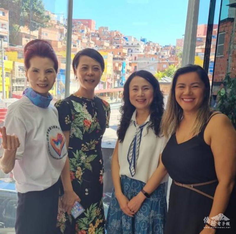 左起，世華副執行長支黃秀莉、辦事處組長徐澤玗、巴西臺貿中心主任施㦤倫及通訊組長Fran Rodrigues合影