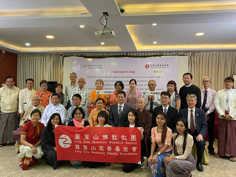 台灣靈鷲山慈善基金會、衛福部桃園醫院、緬甸肝臟基金會於捐贈典禮全體合照。