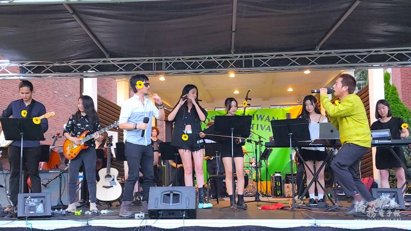 從紐約來的胡凱傑 (右) 等人演唱周杰倫的歌曲