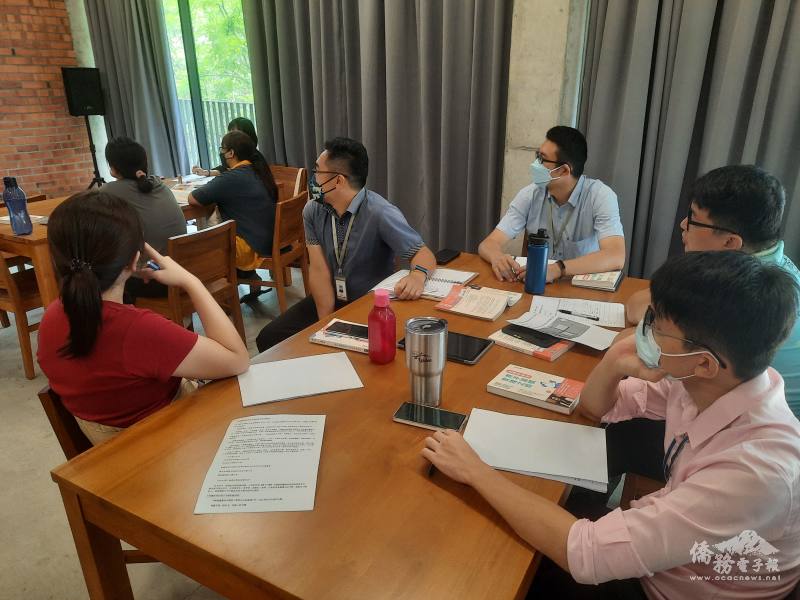 馬來西亞華仁中學行政教師們在讀書會中聽取他人的經驗分享