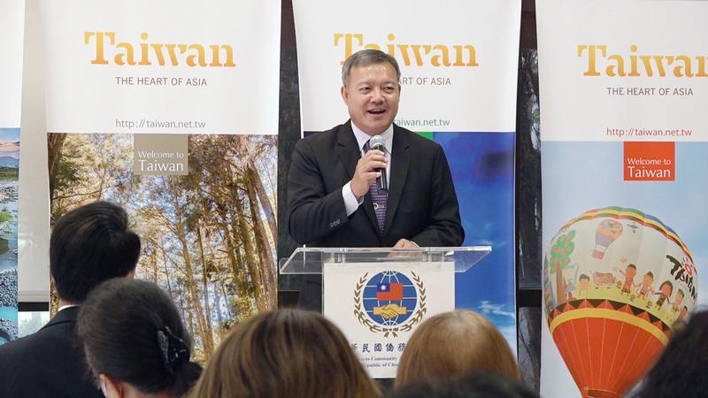 洛杉磯華僑文教中心13日起4天舉行曬書節，主任陳敏永表示，活動宗旨除了希望僑民享受閱讀，也向海外華人推廣正體字之美。