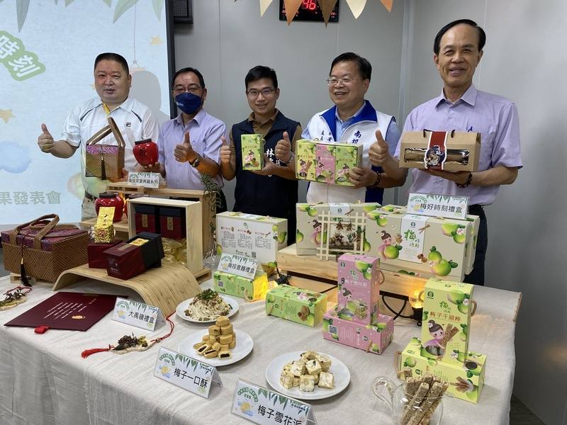 南投縣農會與弘光科技大學合作研發一口酥、千層棒、雪花派等梅子茶點，15日亮相宣傳，歡迎民眾選購南投好茶搭配享用新產品。