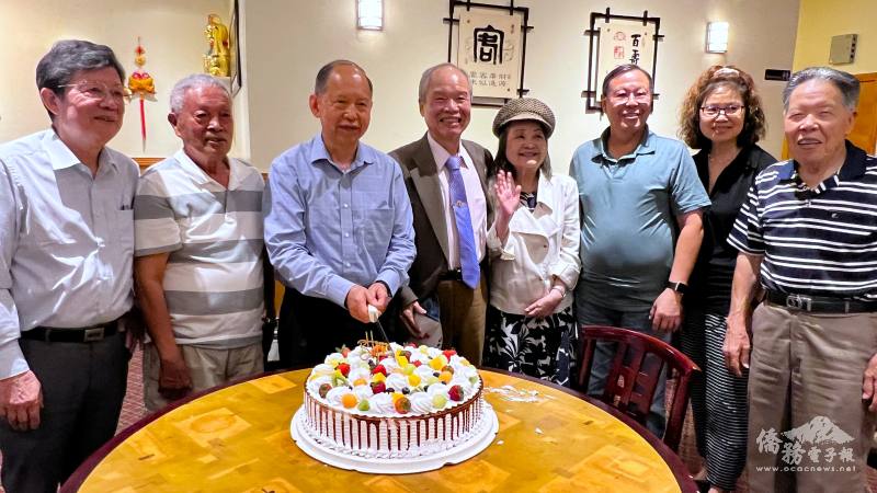 九、十月的壽星，左起，梁有德、周仙梅、吳孟啟和游勝雄夫婦，以及嘉賓鄭增壽合影。