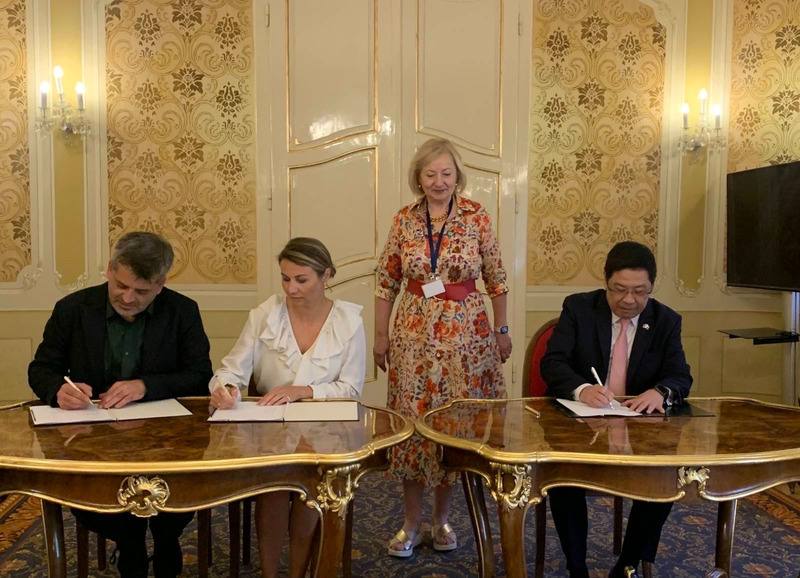 駐斯洛伐克代表李南陽（右）8月1日在斯洛伐克總理顧問團主席柯胡提克瓦（Elena Kohutikova）（右2）見證下，代表政府與「開始社會基金會」及「龐迪斯基金會」共同簽署援烏重建合作協議。 (圖：中央社)