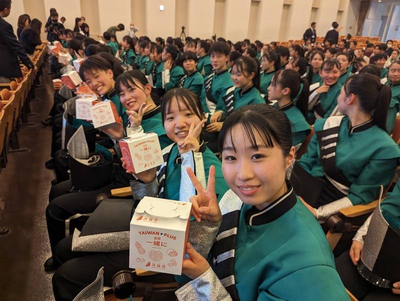 中華文化總會14日到日本群馬縣拜訪有「翡翠騎士」之稱、將來台參與國慶演出的東京農業大學第二高等學校吹奏樂部，特別帶了洪瑞珍三明治送給學生品嚐。