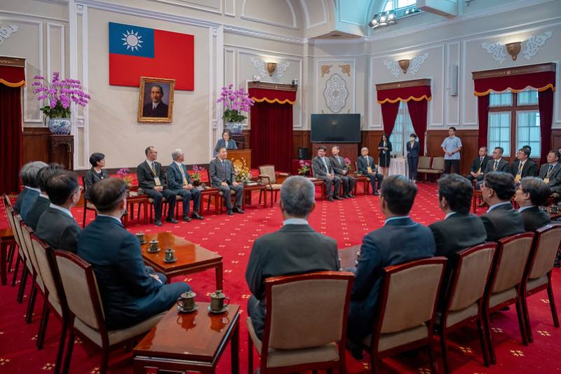 總統接見「社團法人中國工程師學會112年度各項獎章得獎人」，並致詞