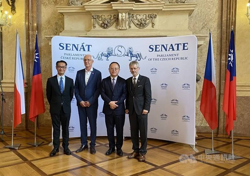 From left to right: Head of Taipei Economic and Cultural Office in Prague Ke Liang-ruey, Czech Republic Senator Jiří Drahoš, Minister of Culture Shih Che, Czech Senate President Miloš Vystrčil CNA photo Sep. 14, 2023