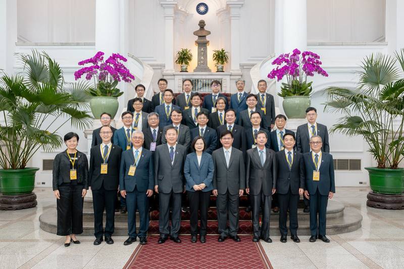 總統與「社團法人中國工程師學會112年度各項獎章得獎人」合影