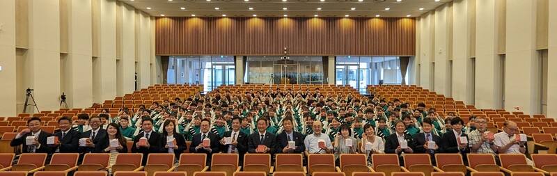 中華文化總會與國慶籌備委員會14日前往日本群馬縣拜訪有「翡翠騎士」之稱的東京農業大學第二高等學校吹奏樂部，與師生開心合影。