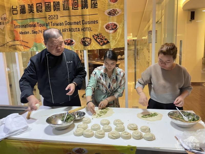 「112年臺灣美食國際巡迴講座」來賓應邀上臺在講座指導下製作蔥油餅