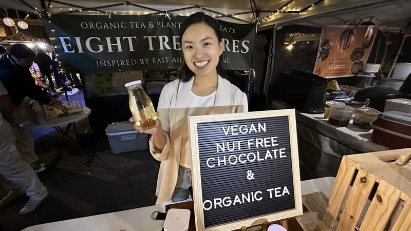 台灣女孩林慧文自製養生巧克力，融入傳統中藥材如靈芝、枸杞、桂花等風味，15日在舊金山夜市擺攤，搭配台灣進口的烏龍茶和茉莉花茶一同享用，遊客直呼解膩超有感。