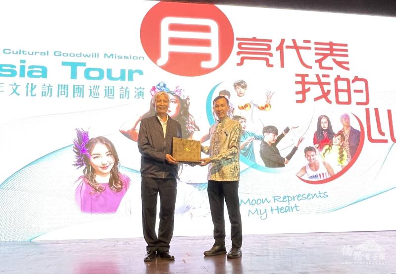 112年文化訪問團中秋亞洲團團長高建智(左)代表僑委會致贈主辦單位蘇北留臺同學會黃秦祥會長咖啡禮盒以示感謝