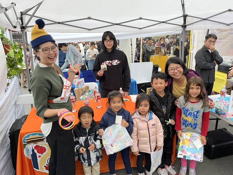 舊金山市議員殷嘉立（Joel Engardio）推動試點夜市，駐舊金山辦事處觀光組和教育組15日於台灣攤位擺設「套圈圈遊戲」，吸引遊客並宣傳台灣自由行和教育計畫。