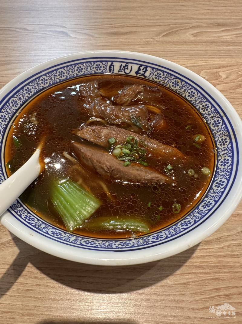 知名牛肉麵段純貞招牌牛肉麵還原道地的臺灣口味，每到用餐時段，店內都擠滿用餐人潮
