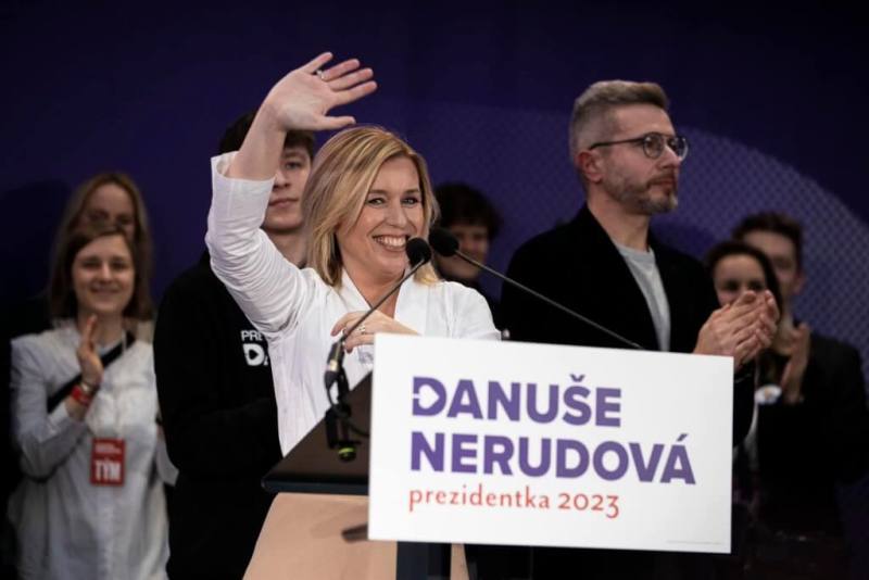 捷克總統參選人內魯多娃（前）17日抵台訪問。（圖取自facebook.com/danusenerudova）