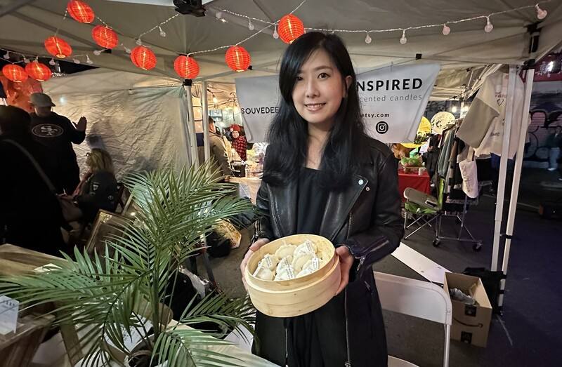 吳依倢自製的手工大豆蠟燭，以小籠包、煎餃等逼真又吸睛的造型，配上蒸籠包裝，15日在舊金山試點夜市吸引遊客詢問搶購。