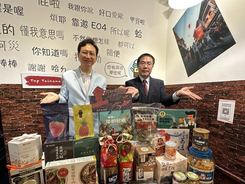 台南市長黃偉哲（右）上週率領業者赴新加坡推廣台南農漁產品，10日與駐新加坡代表童振源（左）一同出席在當地一家台式餐廳舉辦的台南農漁產品試吃會。