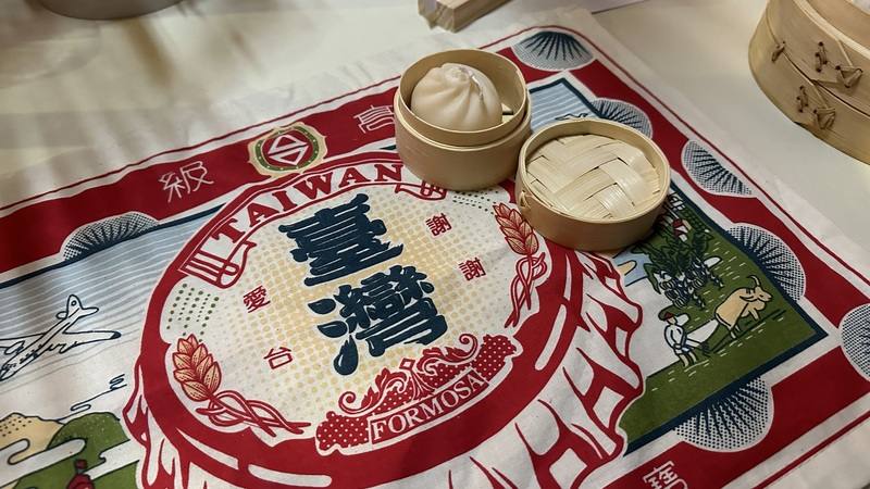 台灣女孩吳依倢自創的小籠包造型蠟燭，兼具質感香氣，15日在舊金山試點夜市引爆遊客搶購熱潮。