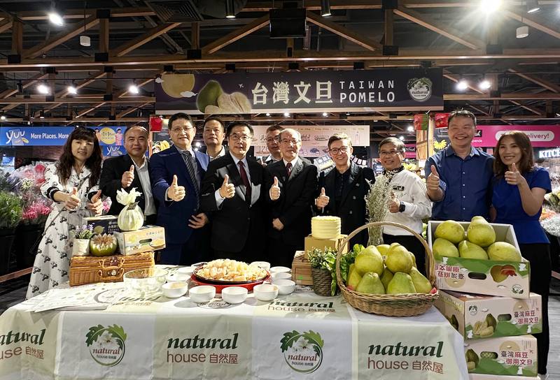 台南文旦拓銷新加坡，台南市長黃偉哲（前排左4）、駐新加坡副代表吳文齡（前排左5）及超市業者代表等人，出席15日在當地一家CS Fresh Gold門市舉辦的拓銷記者會。