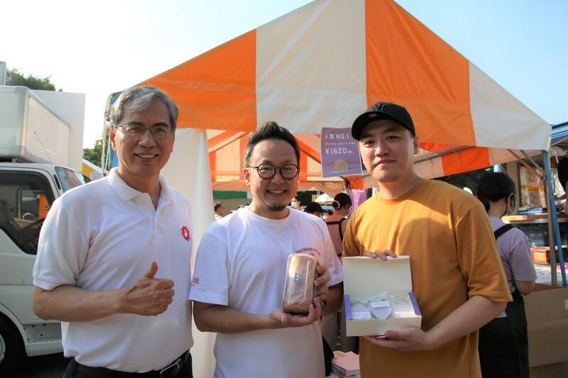 台灣文化節TAIWAN PLUS於16日在東京上野公園開幕，基隆百年糕餅店連珍的台灣芋頭系列產品人氣旺。文總秘書長李厚慶（中）到攤位為業者加油打氣。