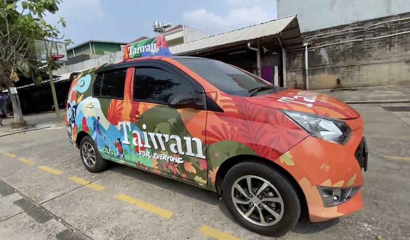 觀光局與印尼視覺藝術家合作，設計逾300輛觀光汽車，從9月起至12月中旬穿梭在雅加達街頭。（ StickEarn提供）