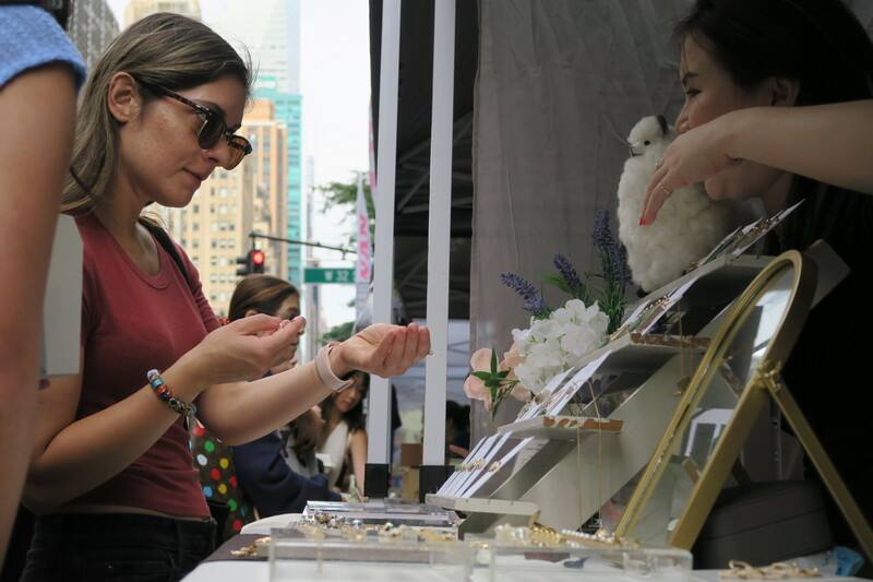 紐約台灣市集以參與街坊節的方式散播台灣元素，並鼓勵新一代台裔美國人創業，嘗試擺攤。圖為飾品店Doty Chou Objects攤位。