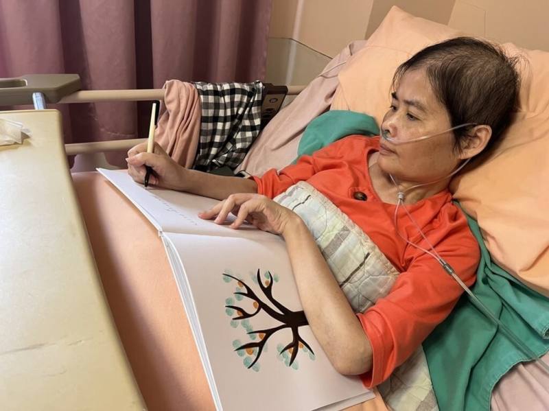 55歲蔡文娟因肺腺癌末期住進門諾壽豐護理之家接受機構式安寧療護，愛好旅遊攝影的她一圓辦展夢，在護理之家展出37張攝影作品，也鼓勵病友樂觀擁抱生命。（門諾醫院提供）