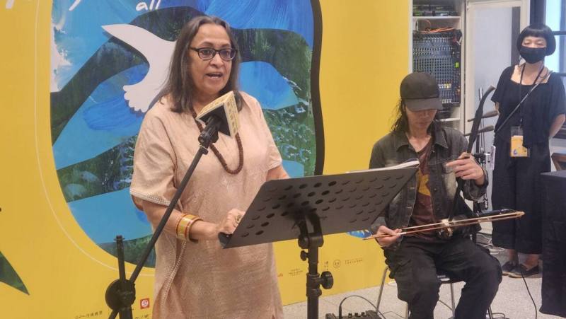 印度詩人、同時也是全球性藝術與思想雜誌《國際藝廊International Gallerie》創辦人的碧娜(左)擔任2023台北詩歌節駐市詩人。