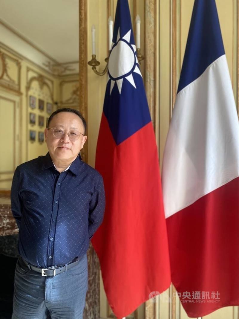 Minister of Culture Shih Che pose with the flags of Taiwan and France during his European trip. CNA photo Sept. 16, 2023