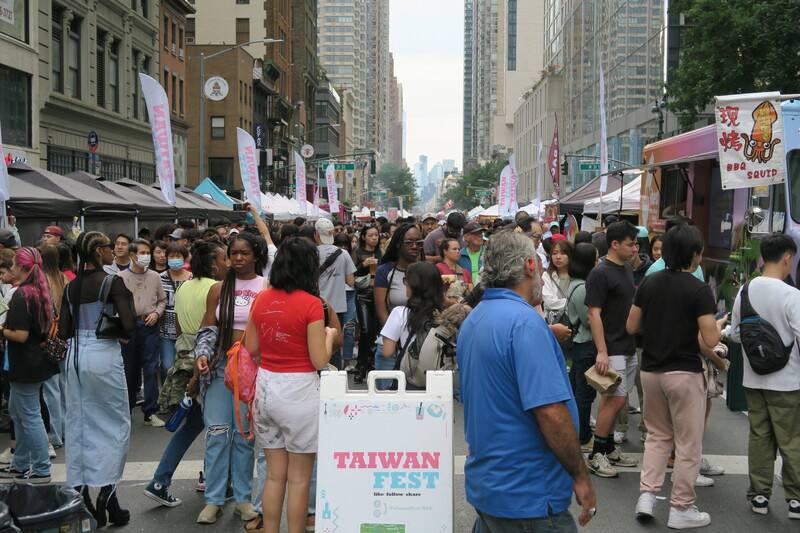 紐約台灣市集17日在曼哈頓中城鄰近帝國大廈的鬧區登場，近20個攤商共襄盛舉，人潮絡繹不絕。