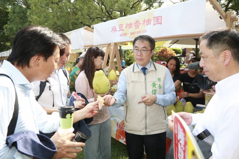 黃偉哲邀請日本友人品嘗在地優質麻豆文旦（臺南市政府提供）