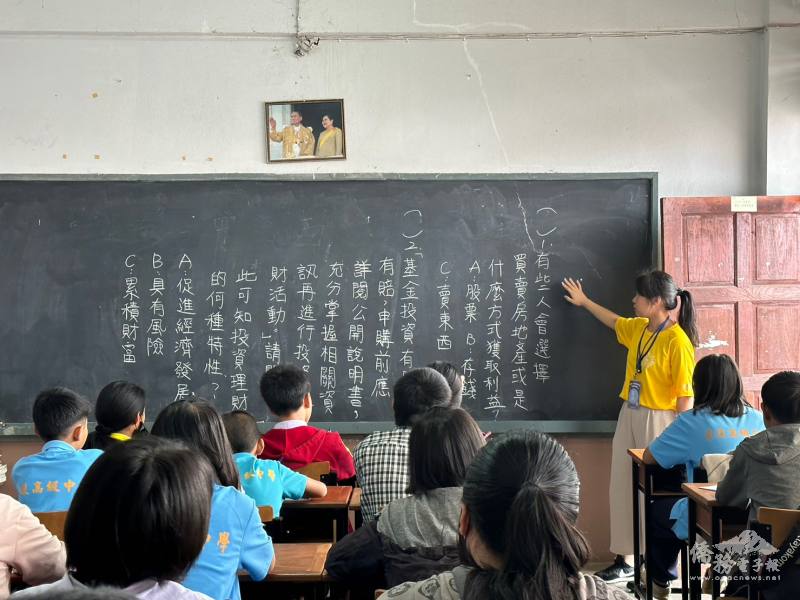 團隊在光復高中教導四年級華語文課程