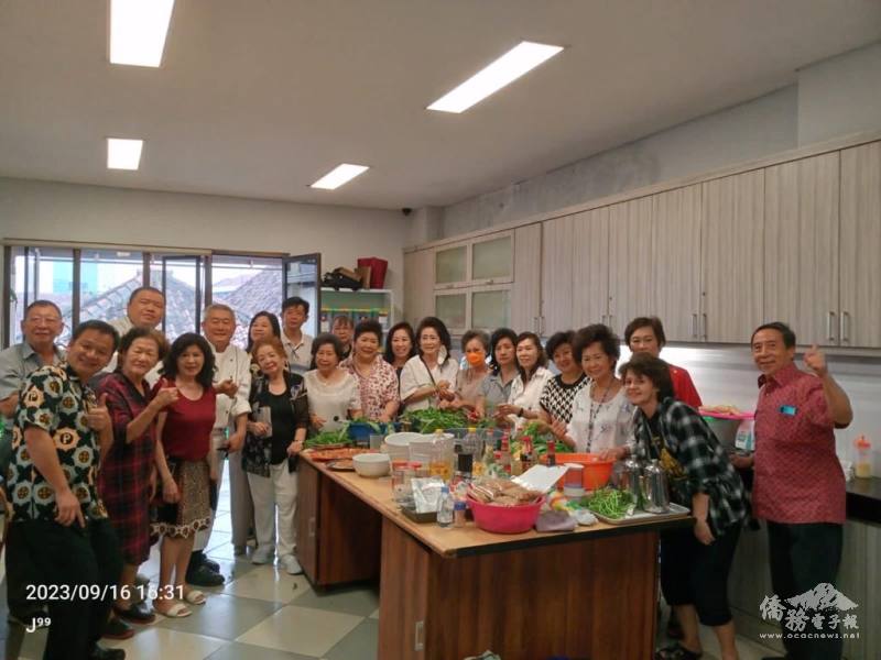 萬隆閩南公會婦女會的理事協助準備食材