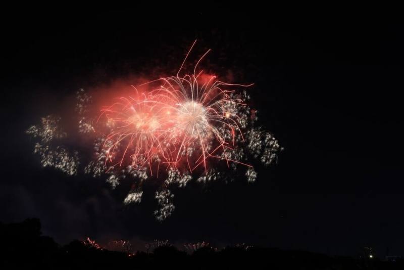 112年國慶焰火將於台中市施放，18日晚間在中央公園進行5分鐘試放，有3吋至6吋不等逾1500發焰火彈，結合單排盆花、單發焰火及各式組合的焰火花樣。（台中市政府提供）