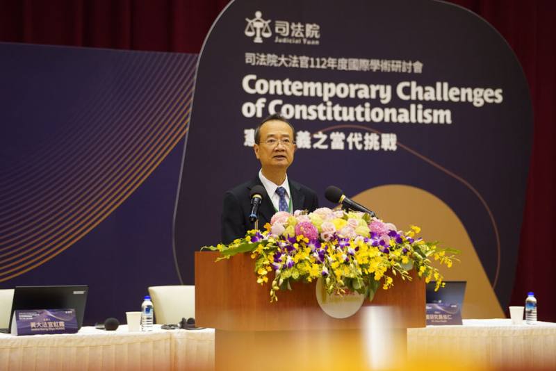 司法院19日舉行大法官112年度國際學術研討會，院長許宗力（圖）致詞表示，近年有國家司法權獨立運作遭干擾等問題，盼藉研討會進行學術與審判實務的交流。（司法院提供）
