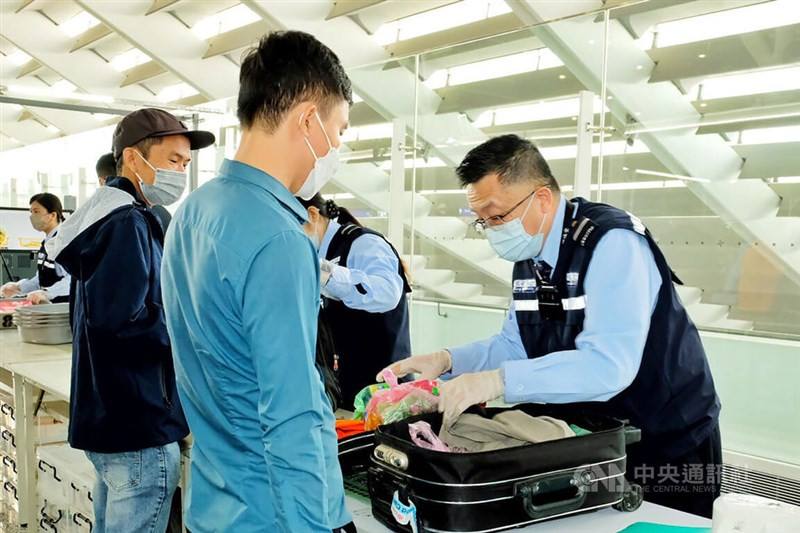 Airport security personnel check the luggage of arriving passengers at Taoyuan International Airport for meat products on Oct. 25, 2022. CNA photo