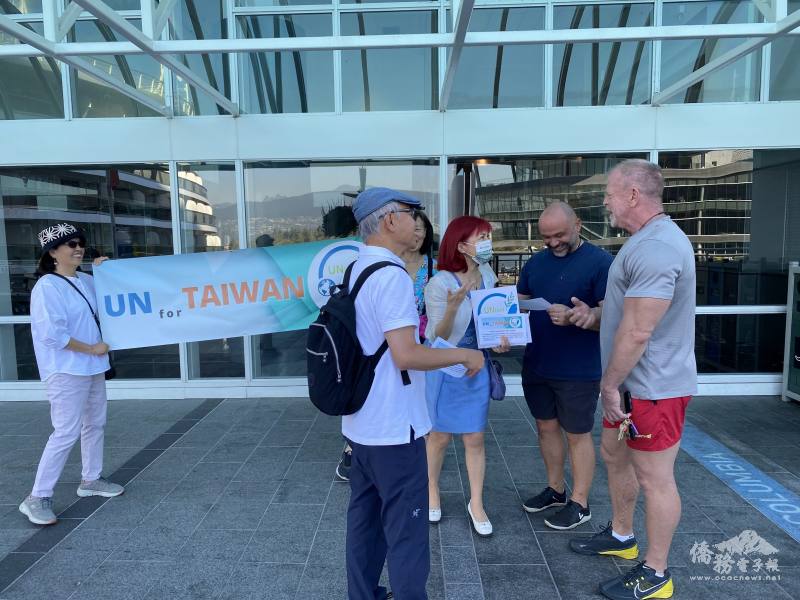 溫哥華僑領手持UN for TAIWAN橫幅並向大批前來加國旅遊的各國旅客及本地民眾發送傳單，並說明臺灣加入聯合國的堅定期盼與決心