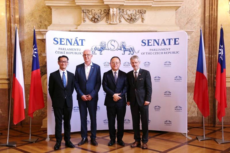 Minister Shih Che (right 2), Senate President Miloš Vystrčil (right 1), senator Jiří Drahoš (left 2), and Representative to the Czech Republic Ke Liang-ruey (left 1)