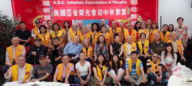 鳳凰城榮光聯誼會歌舞聚餐慶中秋