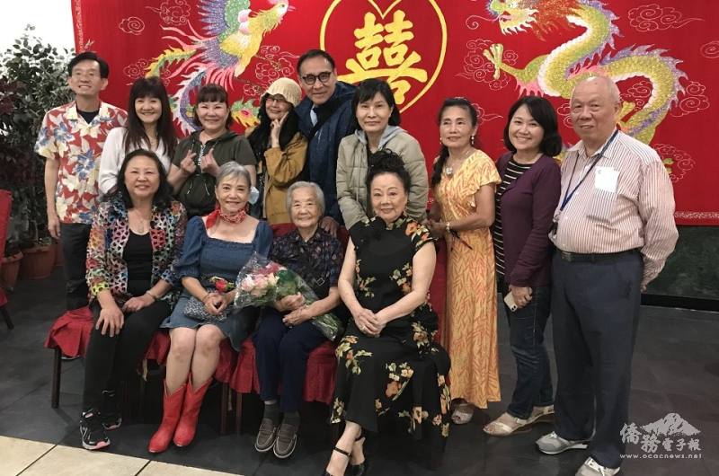 來鳳凰城國慶音樂會演唱的歌星王瑞瑜、于台煙、方怡萍、王海波也與大家同慶中秋