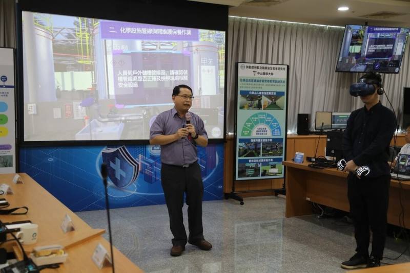 中部科學園區管理局近年輔導園區廠商，運用AI影像辨識及虛擬實境等技術，提升安全衛生管理成效，舉行「智慧工安防護、園區健康照護」記者會，展示應用虛擬實境系統，開設教育訓練課程的成果。（中科管理局提供）