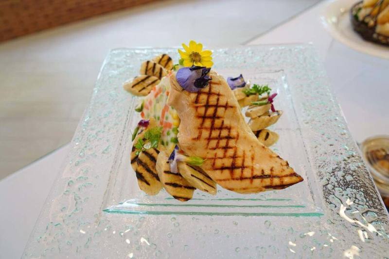 國立高雄餐旅大學與香蕉產業策略聯盟等19日發表綠蕉研發成果，會中發表多道以綠蕉入菜的各國料理。圖為舒肥雞胸肉佐烤綠蕉沙拉。（國立高雄餐旅大學提供）