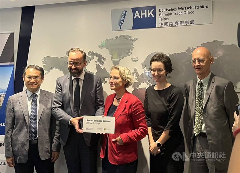 Sebastian Gemkow (second left), minister of science, culture and tourism in the state of Saxony, Dresden University of Technology President Ursula Staudinger (center) and German Institute Taipei Director-General Jörg Polster (right) attend the establishme