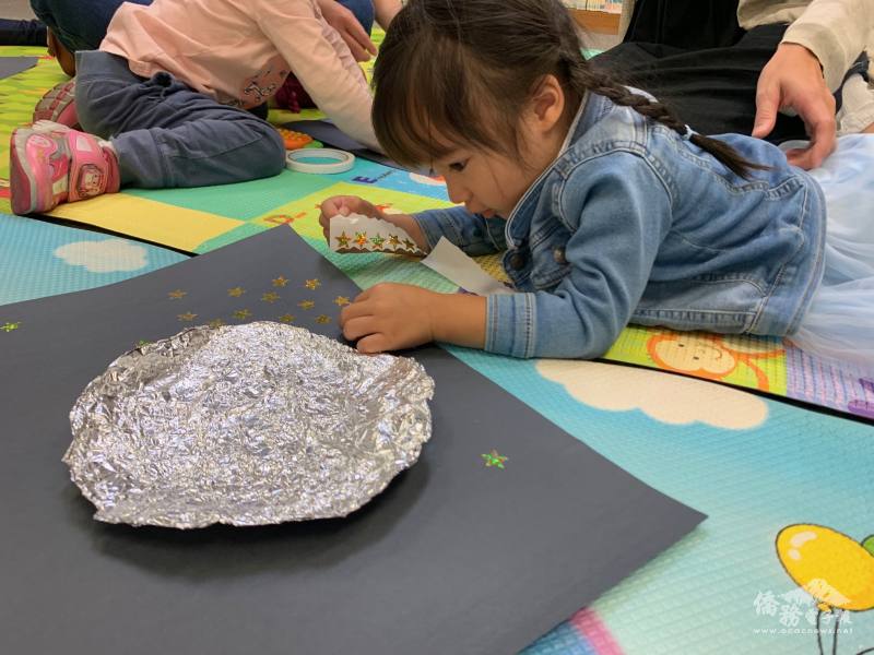 志工媽媽們以錫箔紙、色紙和貼紙帶領孩童製作滿月星星手作