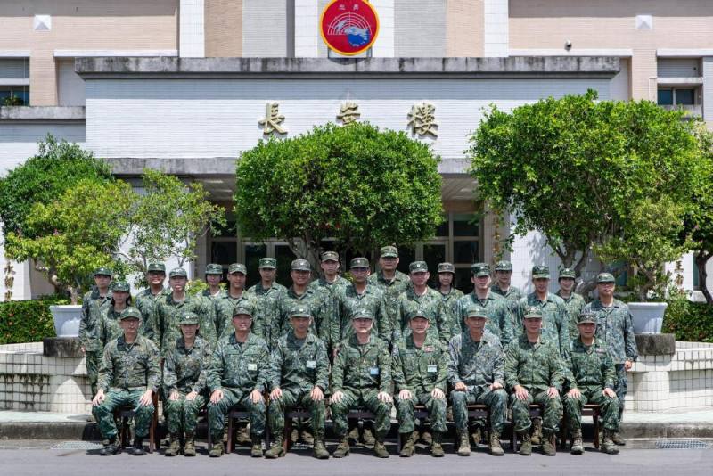 鄭執行官與官兵代表合影