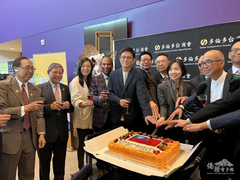 與會嘉賓開幕式共同舉杯慶祝中華民國112歲生日