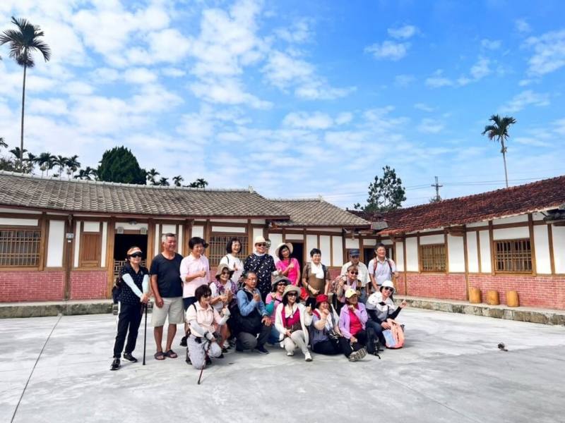 南投縣政府文化局表示，鹿谷鄉鳳凰村陳家三合院古厝保留舊有屋架、編竹夾泥牆等元素，力求原始工法，經3年修繕於今年7月完工，重現製茶文化場景，歡迎民眾前往參訪、品嚐高山茶。（南投縣文化局提供）